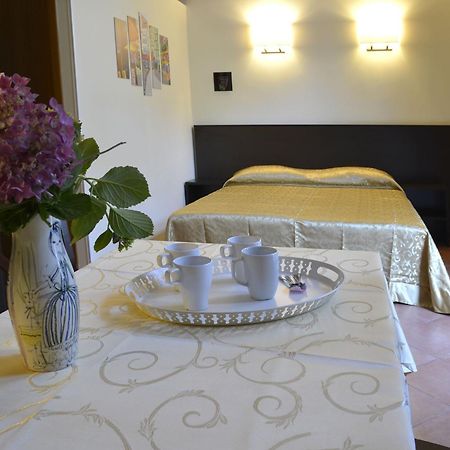 Gemelli Holidays -2 Easy Lofts, Groundfloor With Courtyard, Mezzanine Bedroom, Baby & Pet Friendly, Near Monte Mario Station Connecting To Center In 20 Minutes, 2 Steps From Bus, Groceries, Restaurants, Park, Cycle Path - Warm Guest Care In 4 Languag מראה חיצוני תמונה