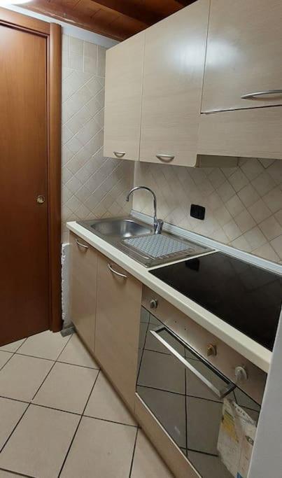 Gemelli Holidays -2 Easy Lofts, Groundfloor With Courtyard, Mezzanine Bedroom, Baby & Pet Friendly, Near Monte Mario Station Connecting To Center In 20 Minutes, 2 Steps From Bus, Groceries, Restaurants, Park, Cycle Path - Warm Guest Care In 4 Languag מראה חיצוני תמונה