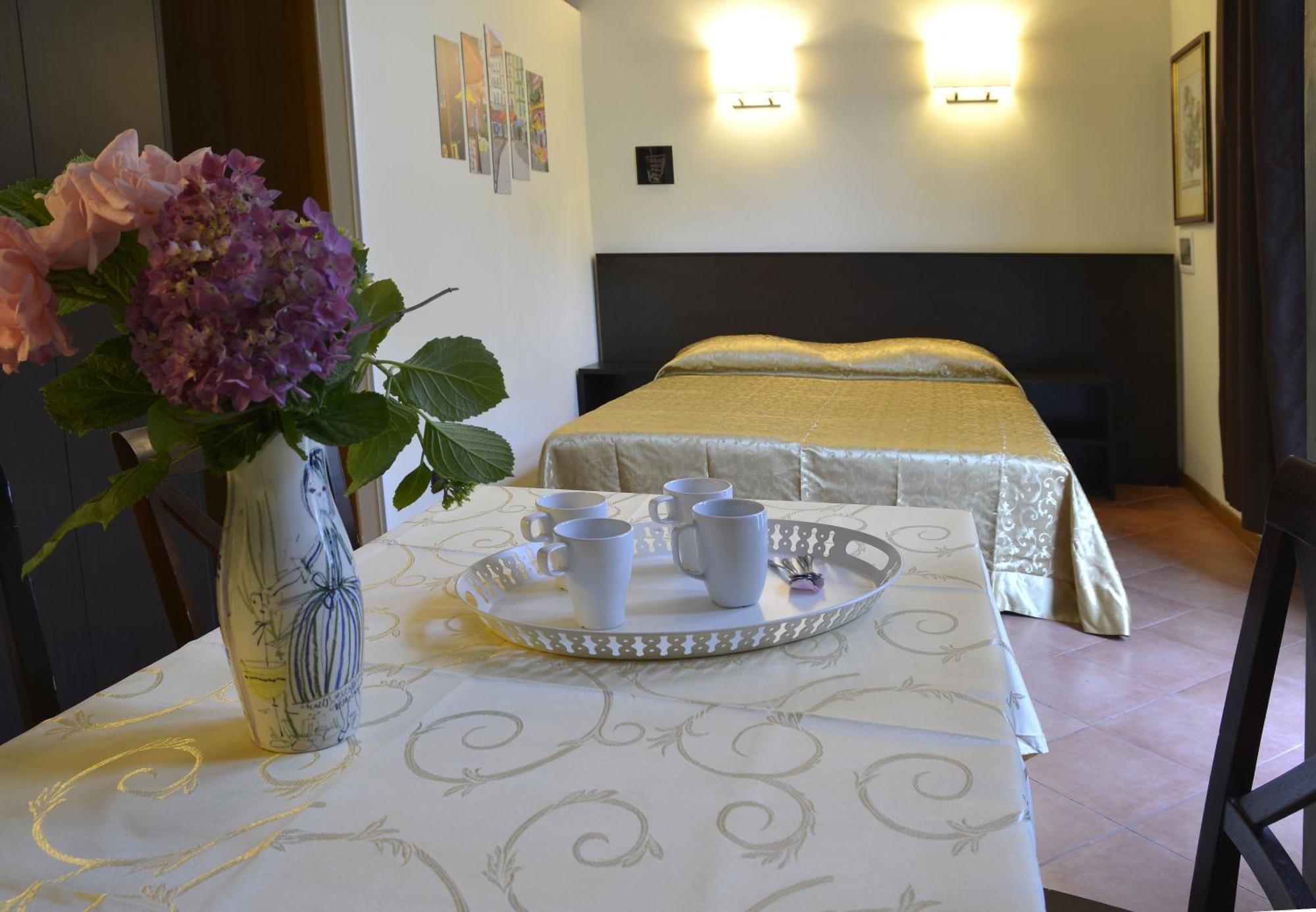 Gemelli Holidays -2 Easy Lofts, Groundfloor With Courtyard, Mezzanine Bedroom, Baby & Pet Friendly, Near Monte Mario Station Connecting To Center In 20 Minutes, 2 Steps From Bus, Groceries, Restaurants, Park, Cycle Path - Warm Guest Care In 4 Languag מראה חיצוני תמונה